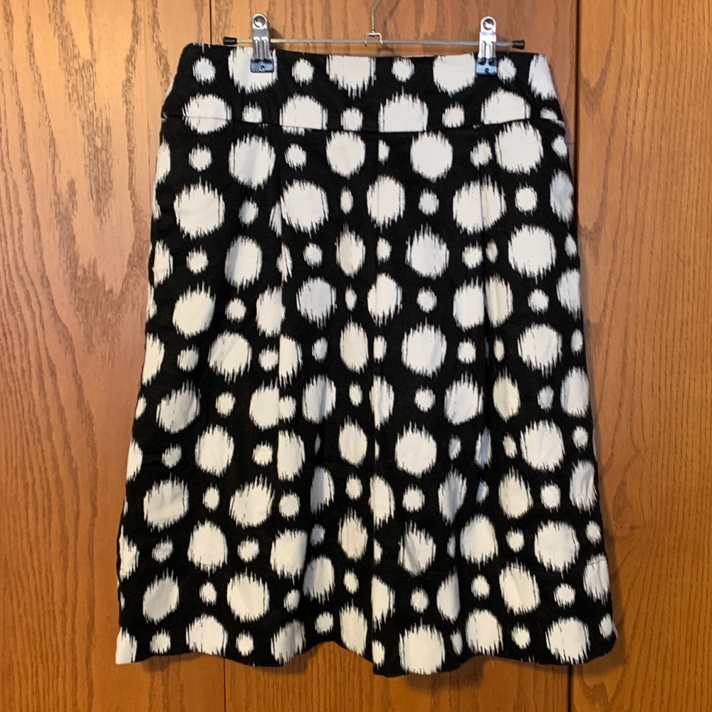 Pleated knee length skirt in geometric pattern